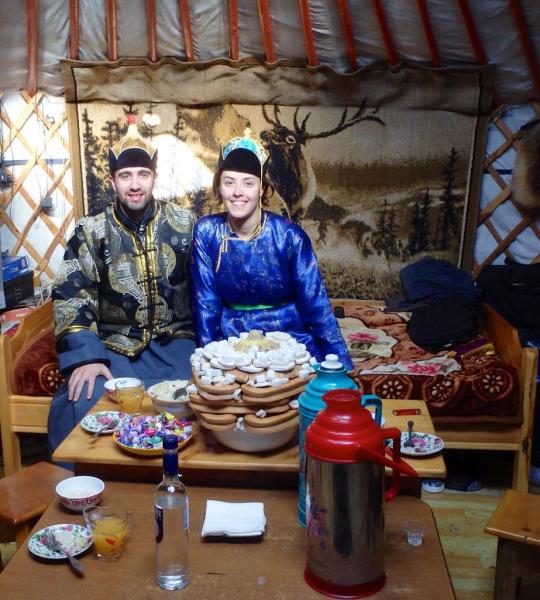 deux Mongoles en plein repas