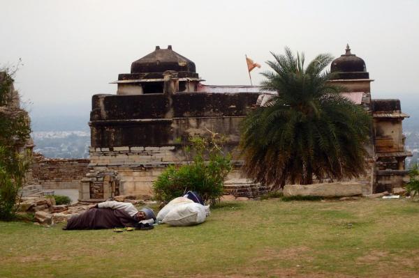 Un moine ascète dort devant un temple
