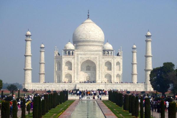 le marbre blanc du Taj Mahal est bien éclairé par le soleil