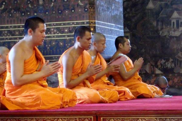 Les moines méditent face au bouddha