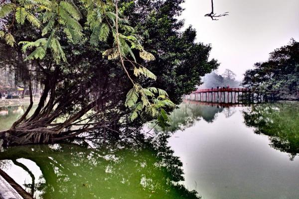 Le pont rouge du lac de la tortue (Hanoï)
