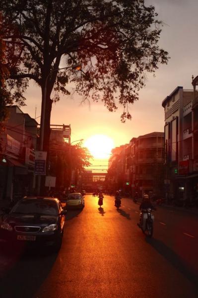 Couché de soleil dans une rue de Buon Ma Thuot