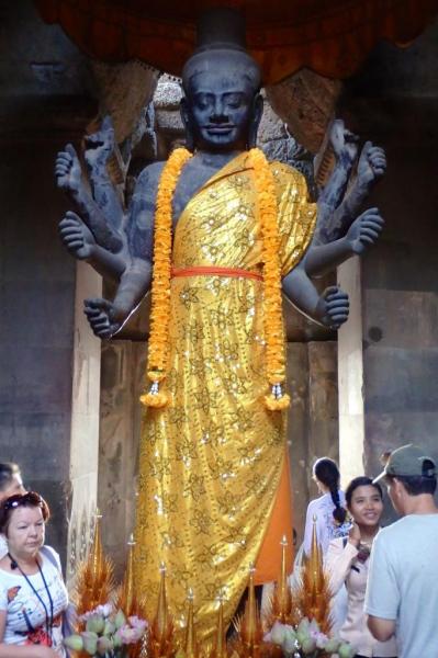 Statue de Vishnu à l'entrée de Angkor Wat