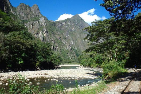 sur la route d'Aguas Calientes: on voit le Machu Picchu