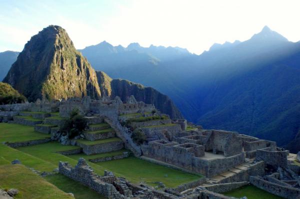 les premiers rayons du soleil sur le Machu Picchu
