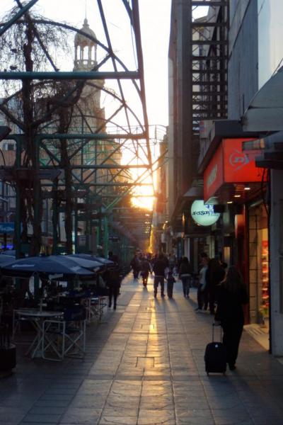 La rue piétonne au coucher de soleil